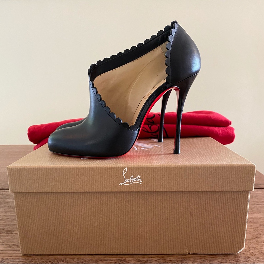 Brand new Louboutin Scalopo 100 shoes.